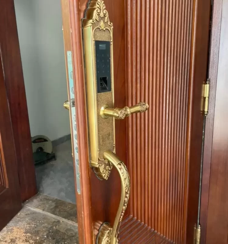 HÌNH ẢNH THỰC TẾ KHOÁ VÂN TAY TÂN CỔ KASSLER KL 969C GOLD CHỐNG MƯA