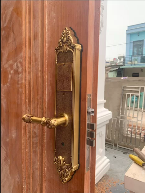 HÌNH ẢNH THỰC TẾ CỦA KHOÁ VÂN TAY TÂN CỔ KASSLER KL 959C GOLD CHỐNG MƯA