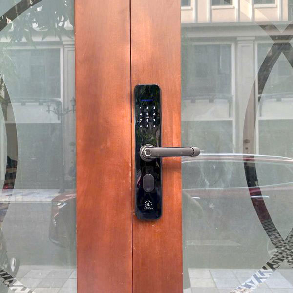 HÌNH ẢNH THỰC TẾ CỦA KHOÁ CỬA VÂN TAY KASSLER KL 696 BLACK APP REMOTE