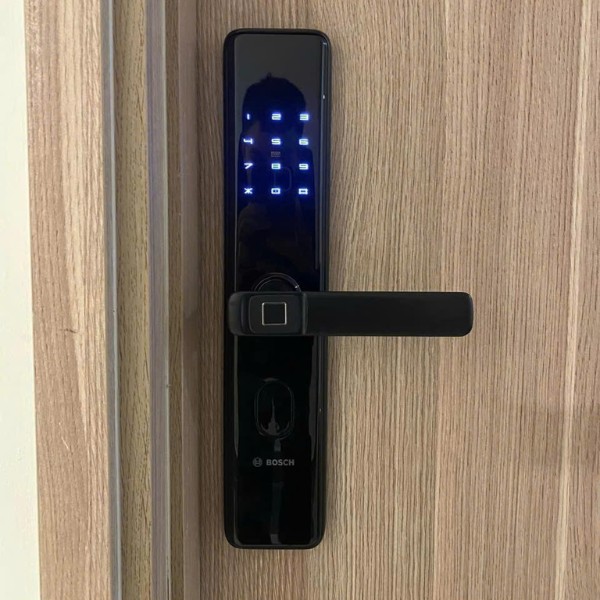 HÌNH ẢNH THỰC TẾ CỦA KHÓA VÂN TAY APP WIFI BOSCH ID30 DE MÀU ĐEN