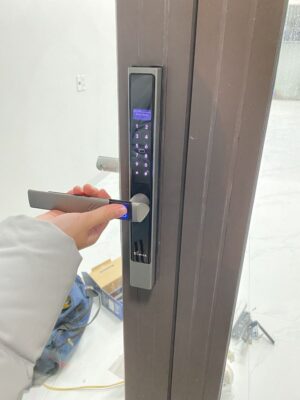 Khoá cửa nhôm thông minh Demax El688 GS App wifi của Đức - Chống nước - z6133014574103 7df9cf1a79d453eb1c39668ed5a72433