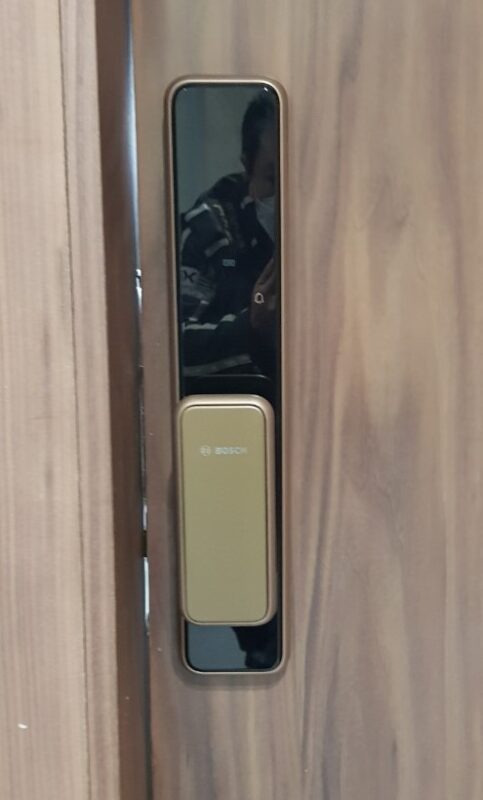 HÌNH ẢNH THỰC TẾ CỦA KHÓA CỬA VÂN TAY FACE ID BOSCH EL600 BK