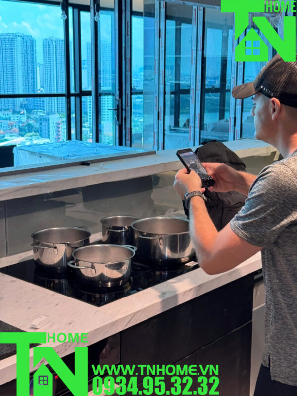 HÌNH ẢNH THỰC TẾ CỦA BẾP TỪ KẾT HỢP HÚT MÙI BOSCH HMH.PVQ731F15E SERIE 8