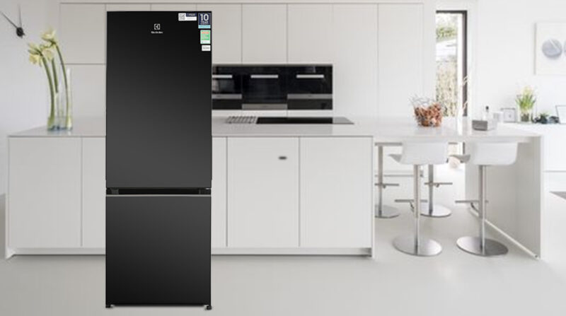TỦ LẠNH ELECTROLUX NGĂN ĐÁ DƯỚI EBB3402K-H INVERTER ULTIMATETASTE 300 308L MÀU ĐEN BÓNG ( CÓ NGĂN ĐÔNG MỀM)
