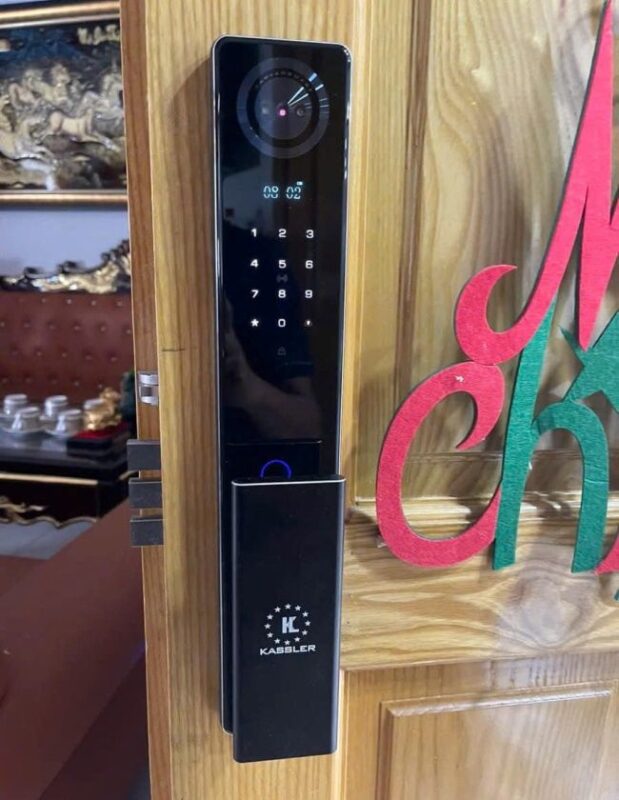 HÌNH ẢNH THỰC TẾ CỦA KHÓA VÂN TAY KASSLER KL 868 CNC MÀU ĐEN REMOTE