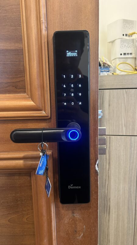 HÌNH ẢNH THỰC TẾ CỦA KHÓA CỬA VÂN TAY APP WIFI DEMAX SL622 BL